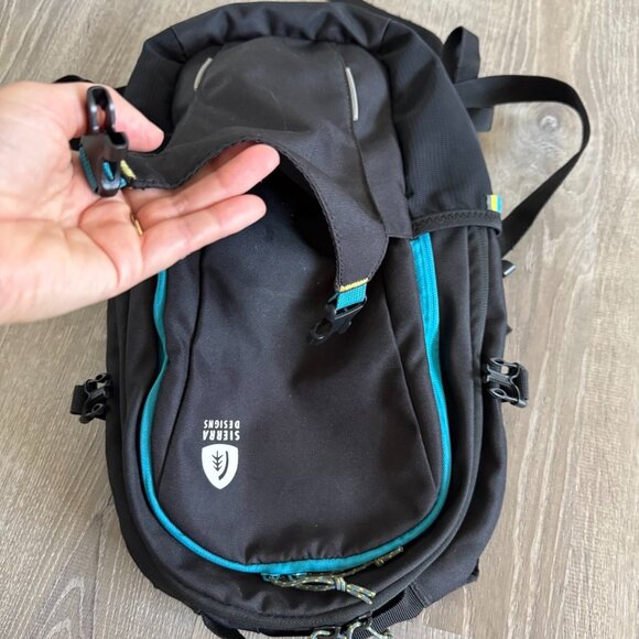 Sierra Designs Hiking Day Pack with 2 Liter Hydration Pouch - Picture 7 of 16